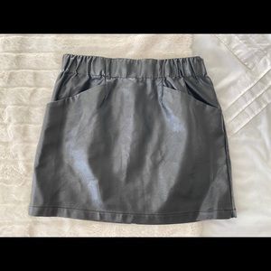 Faux Leather Skirt w Pockets!